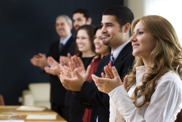 Groupe de personnes qui applaudissent